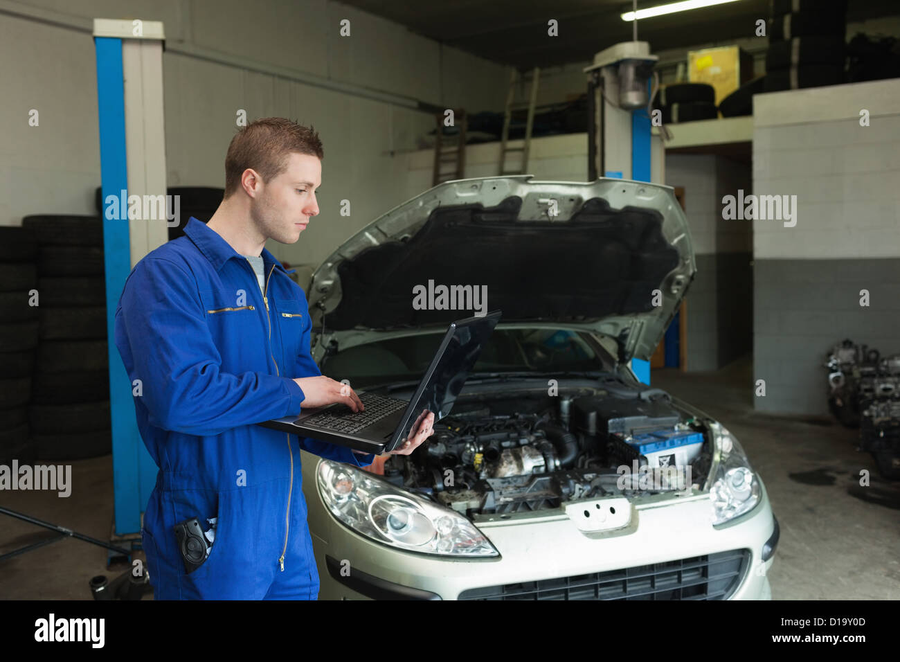 Männliche Mechaniker mit laptop Stockfoto