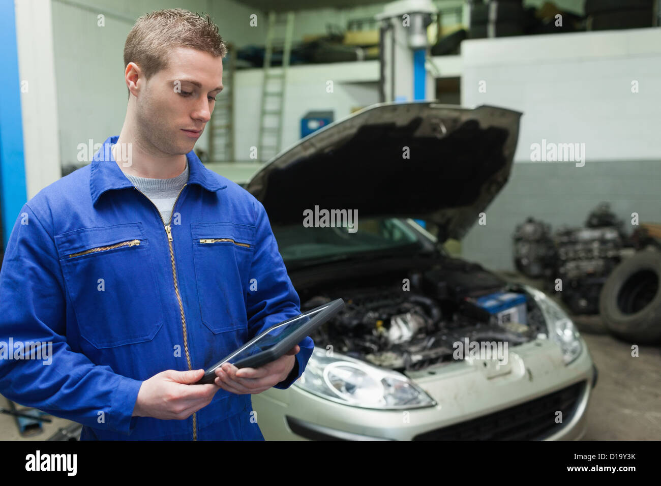Mechaniker, Blick auf TabletPC Stockfoto