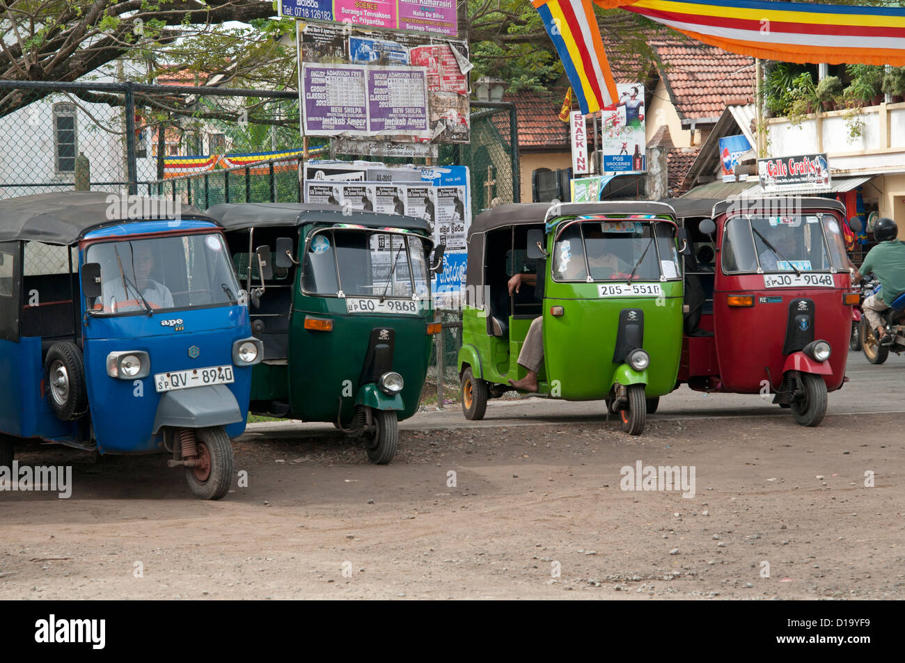 Vier mehrfarbige drei Wheeler Tuk Tuk Taxis stehen in Galle Fort Sri Lanka Stockfoto