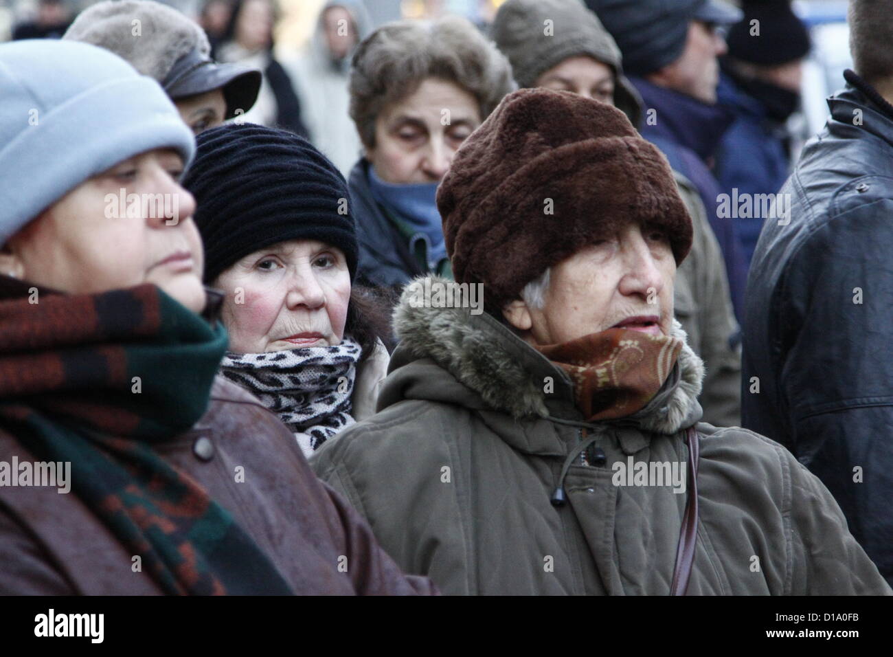 Sofia, Bulgarien; 12. Dezember 2012. Ältere Frauen in der Menge "Tomaten-Revolution" Unterstützer, Protest gegen die weit verbreitete Korruption und die politische Einflussnahme auf die bulgarische Justiz. Stockfoto