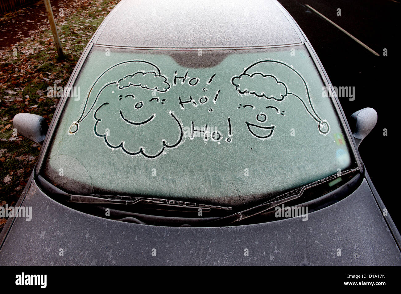 Schüren von Clare, Suffolk, UK. 12. Dezember 2012. Ho Ho Ho... Frost bedeckt Auto mit Weihnachtsmann und seinen Freund in Stoke von Clare, Suffolk, England, UK. Stockfoto