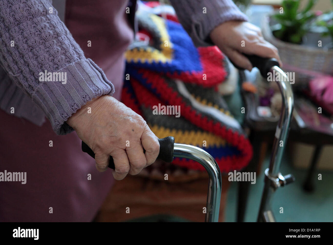 Ältere Frau zu Hause mit Walker Mobilitätshilfe, Suffolk, UK Stockfoto