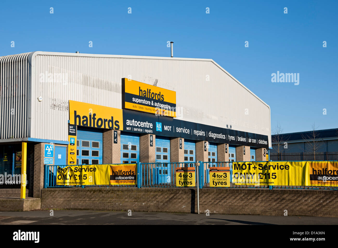 Halfords Superstore Store Exterior England Großbritannien GB Great Großbritannien Stockfoto