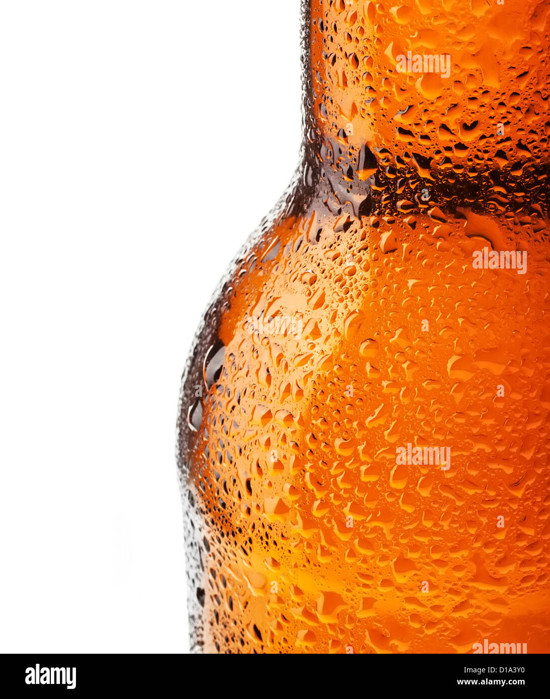 Flasche Bier mit Tropfen auf weißem Hintergrund Stockfoto