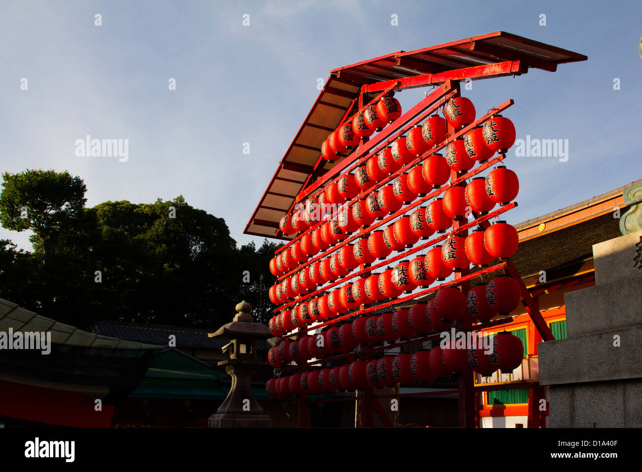 KYOTO, JAPAN-Papier-Laternen an Fushimi-Inari-Schrein. Stockfoto