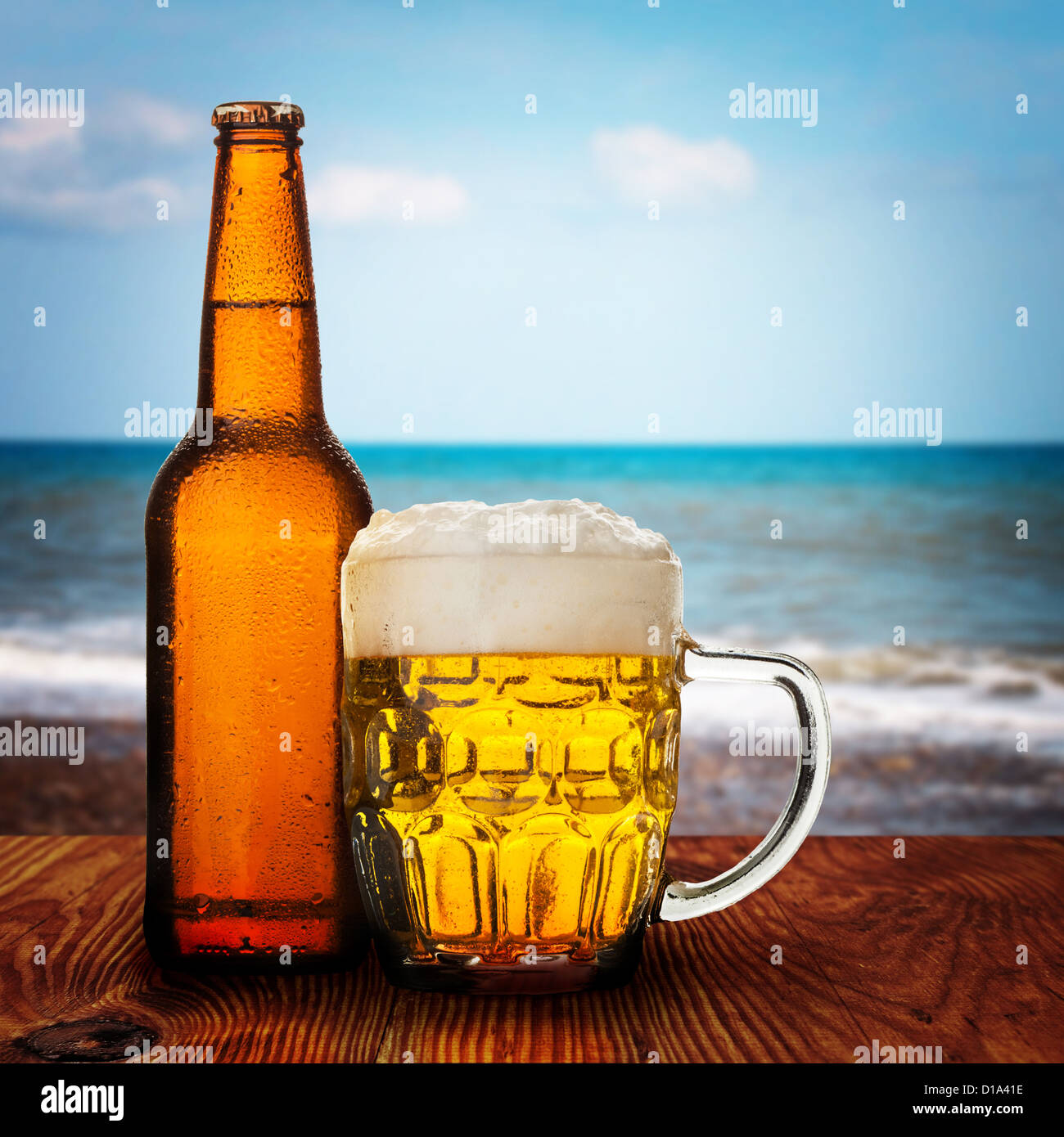 Glas Bier mit Meer Hintergrund Stockfoto