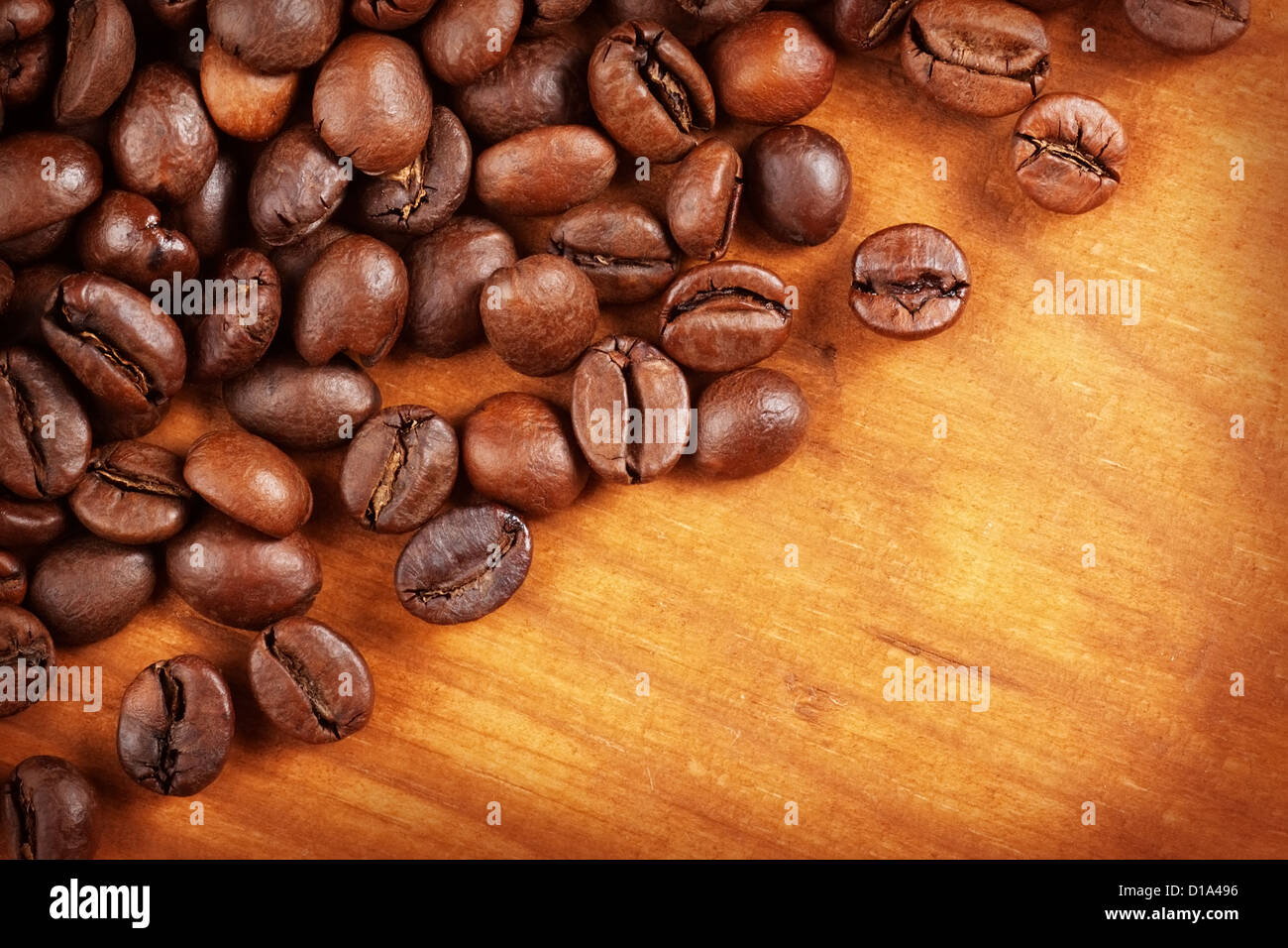 Kaffeebohnen über Holz Hintergrund Stockfoto