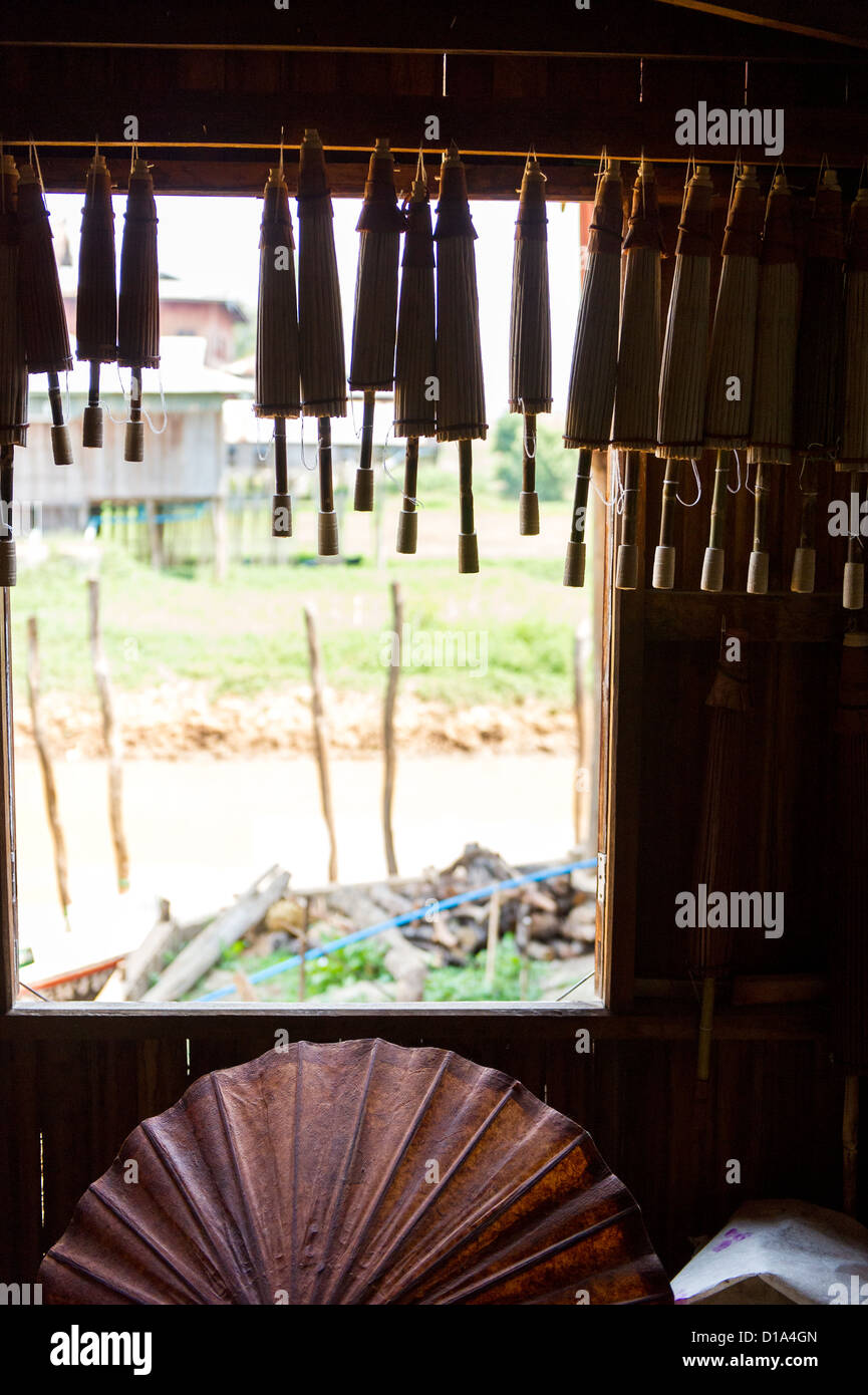 Regenschirm-Werkstatt und Verkaufsraum in Inle-See, Myanmar Stockfoto