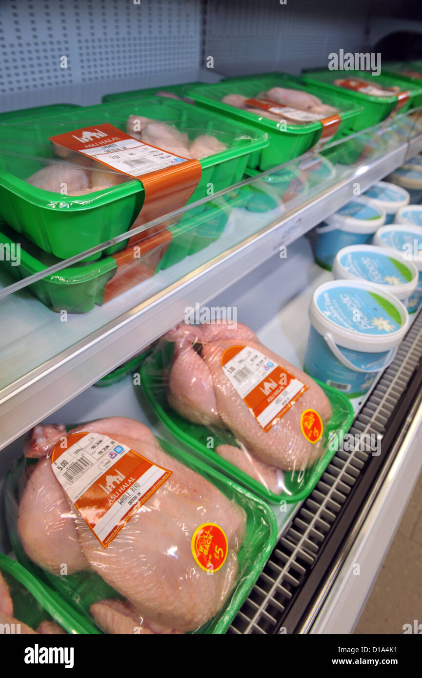 Halal Huhn auf Verkauf in Asda Supermarkt Bradford, Großbritannien Stockfoto