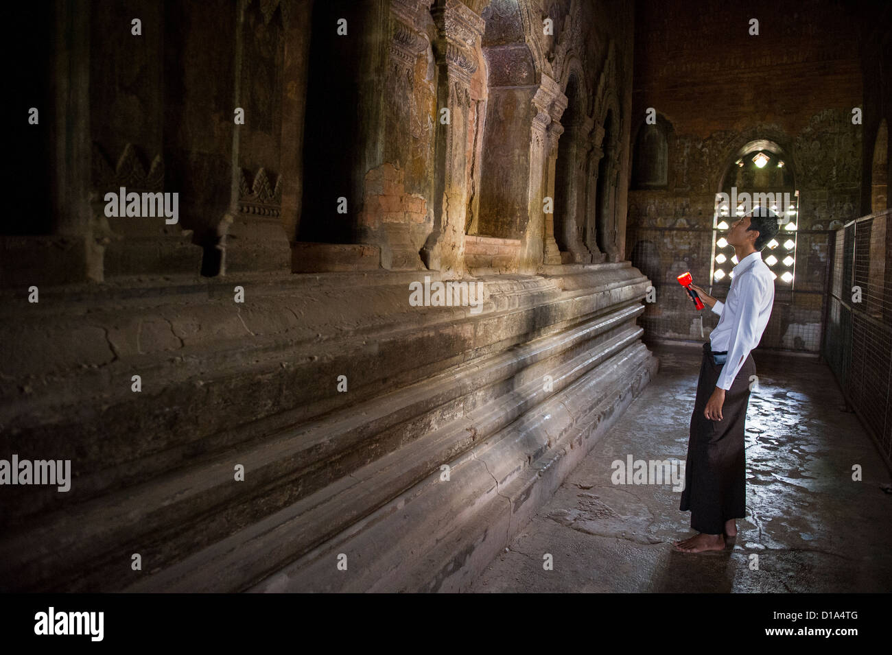 Reiseleiter am Nanpaya Tempel, einer der frühesten der Bagan Tempel. Myanmar Birma Stockfoto