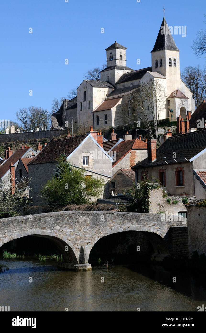 L'Église Saint-Vorles ist eine romanische Kirche des zehnten Jahrhunderts. Es befindet sich oberhalb Chatillion mit Blick auf den jungen Fluss Seine. Stockfoto
