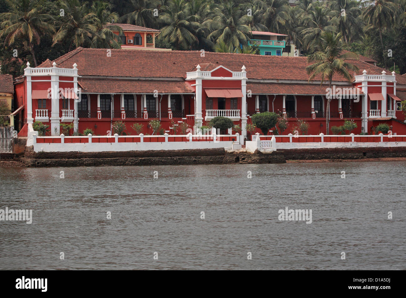 Portugiesische Herrenhaus mit Fluss Eingang bei Ribandar in der Nähe von Panjim, Goa Stockfoto