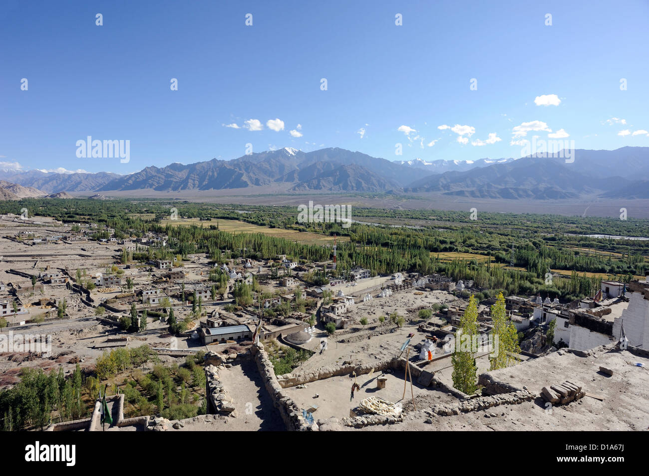 Ansicht des Indus-Tales aus dem Kloster Tikse. Tikse, Tiksey, Thikse, Thiksay. Thikse, Ladakh, Indien. Stockfoto