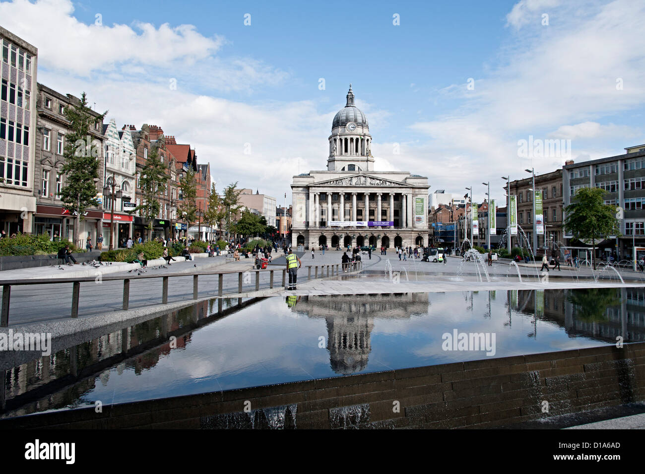 Nottingham-Marktplatz mit Rathaus und neue Sanierung Pool mit Brunnen auf dem Platz Stockfoto
