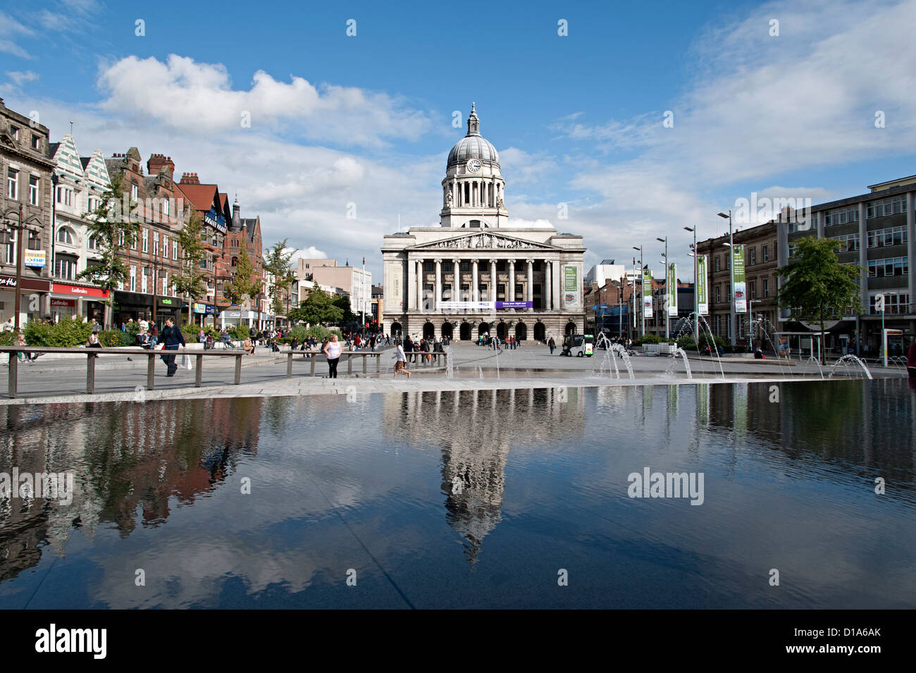 Nottingham-Marktplatz mit Rathaus und neue Sanierung Pool mit Brunnen auf dem Platz Stockfoto