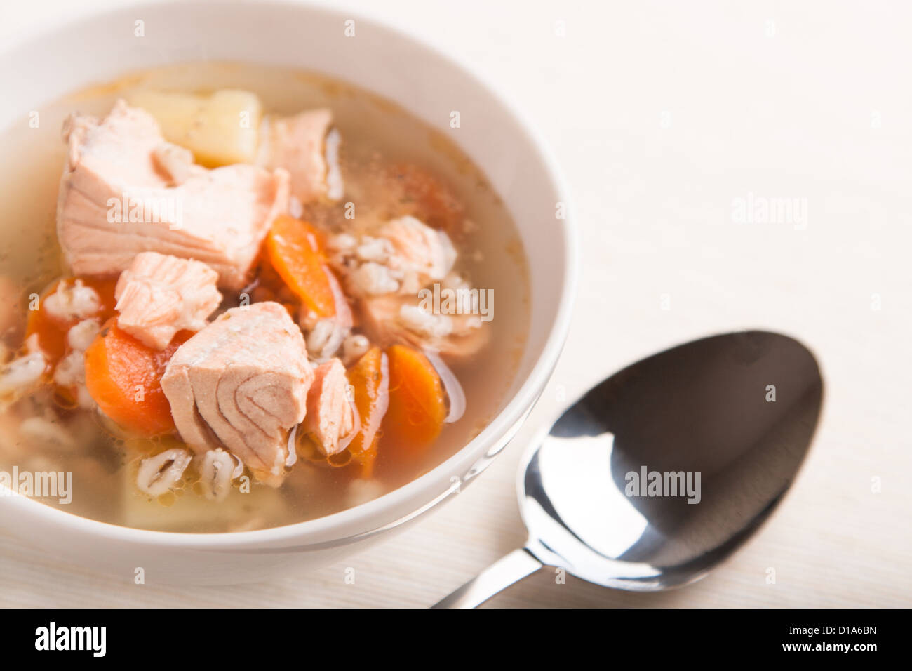 Fischsuppe mit Lachs und Orge Perlé in Schüssel Stockfoto