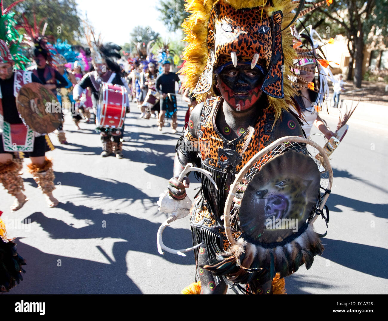 Gläubige nehmen an der Prozession zu Ehren der Muttergottes von Guadalupe in Austin, Texas. Stockfoto
