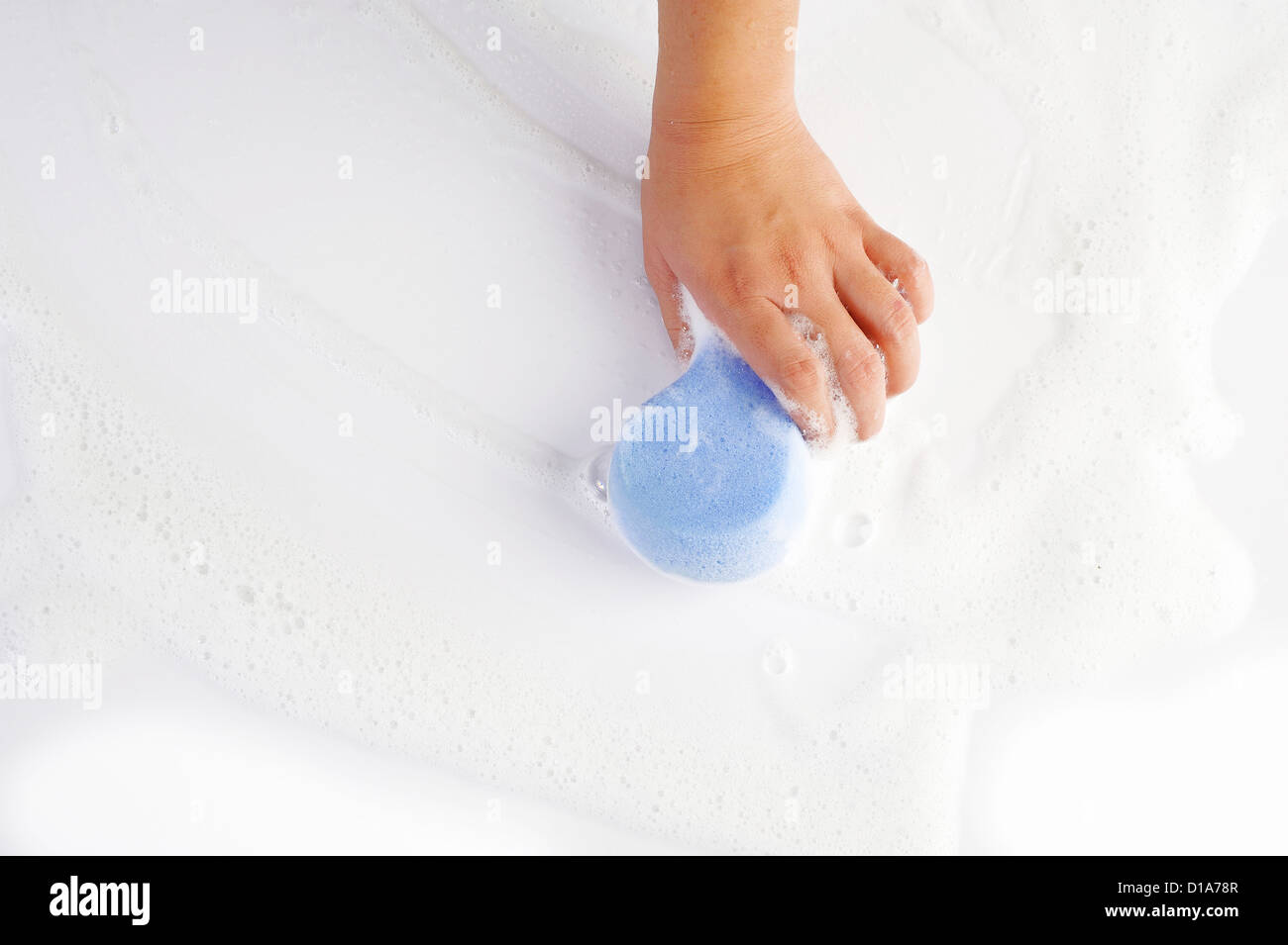 Hausfrau, die Reinigung des Bodens mit blauen Schwamm Stockfoto
