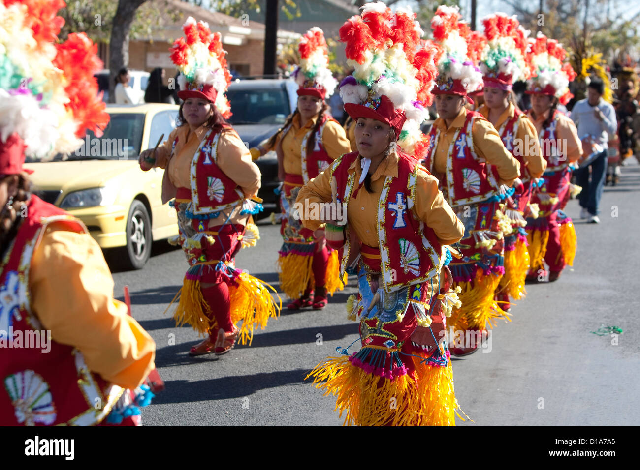 Gläubige nehmen an der Prozession zu Ehren der Muttergottes von Guadalupe in Austin, Texas. Stockfoto