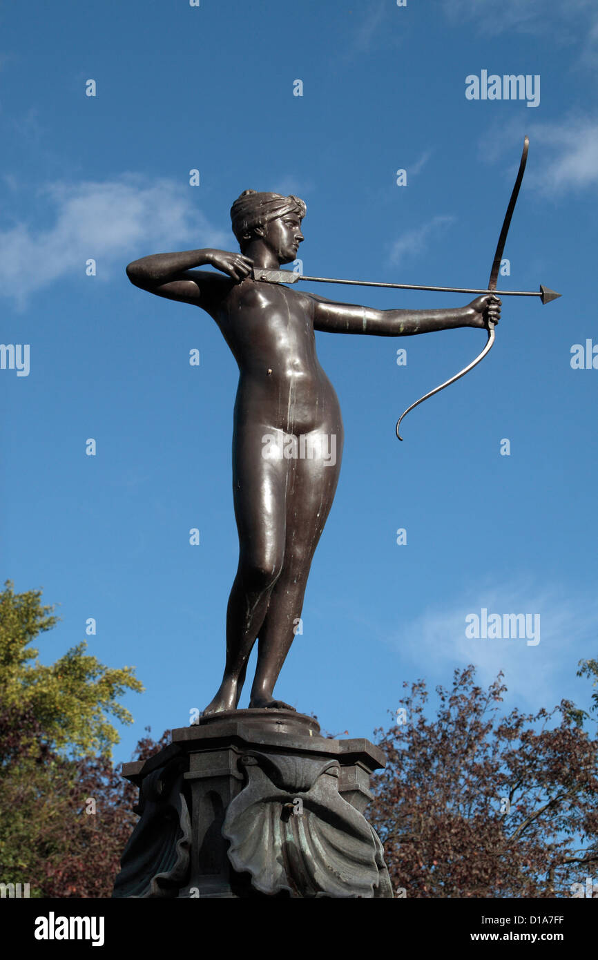Diana die Jägerin-Skulptur von Lady Feodora Gleichen in der Rose Garden, Hyde Park, London, UK. Stockfoto