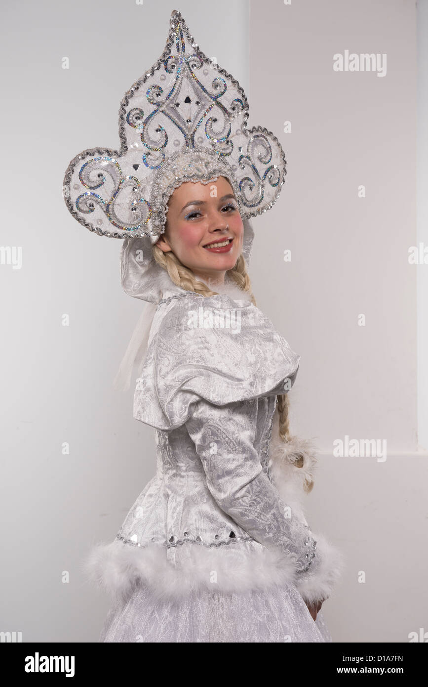 Schauspieler-Kostüm Karneval Theater spielen Person posiert ein  Snegurotschka Santa Frau Mädchen snow Stockfotografie - Alamy