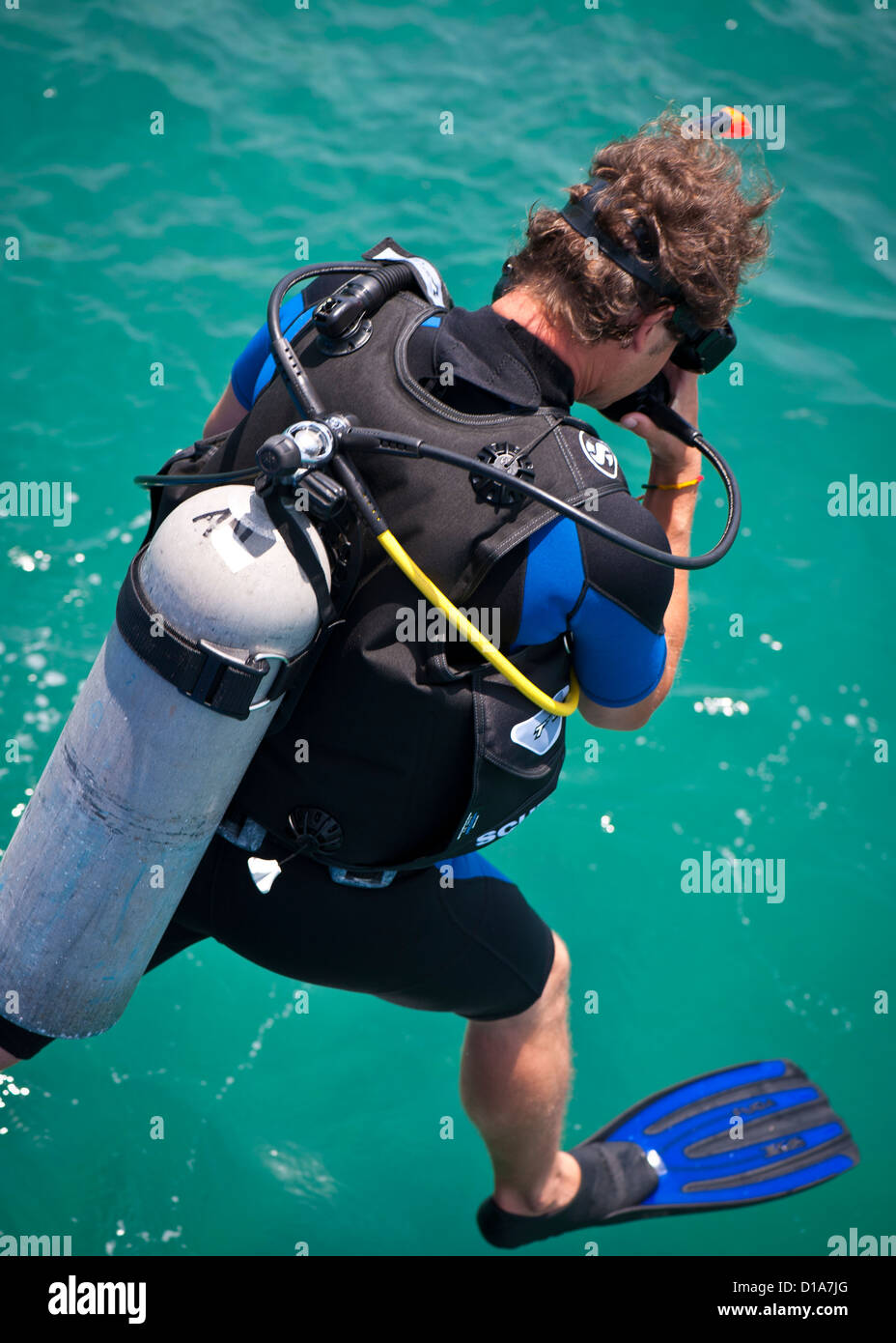 Taucher ins Wasser vor einem Tauchgang, Pattaya, Thailand Stockfoto