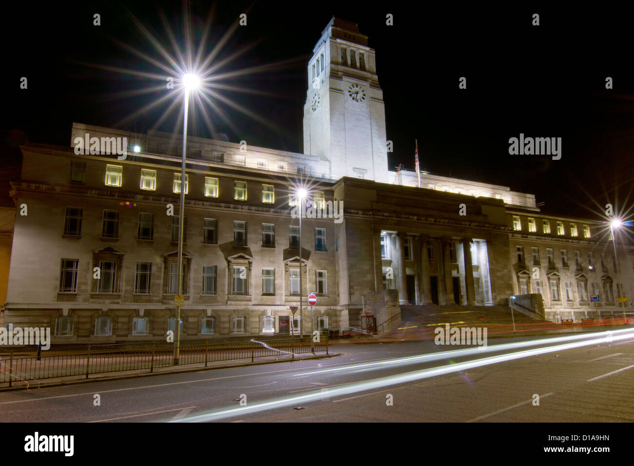 Leeds University Parkinson Building bei Nacht Stockfoto