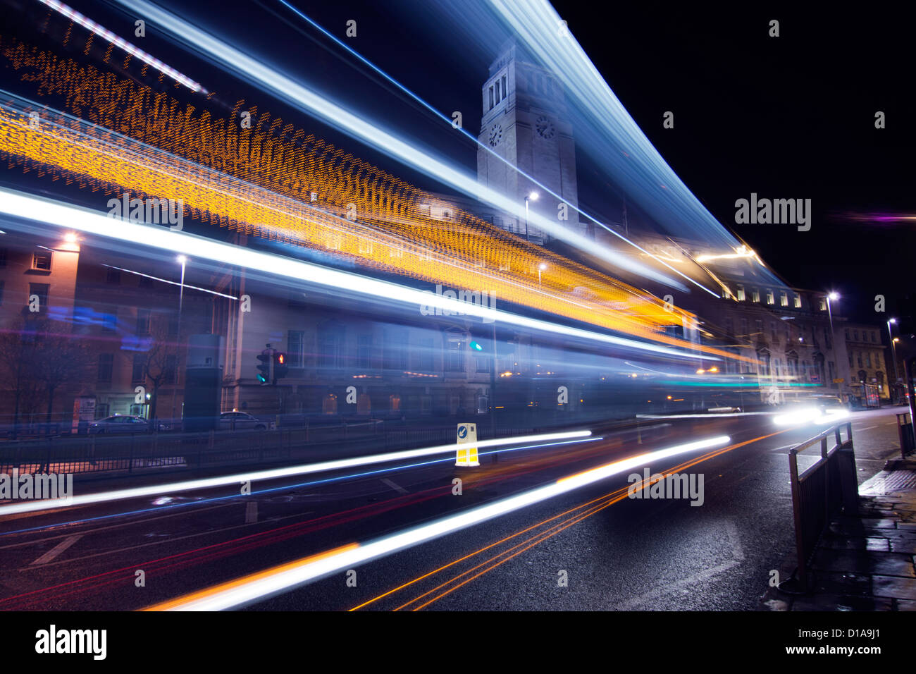 University of Leeds mit Lichtspuren aus einem vorbeifahrenden Bus in der Nacht Stockfoto