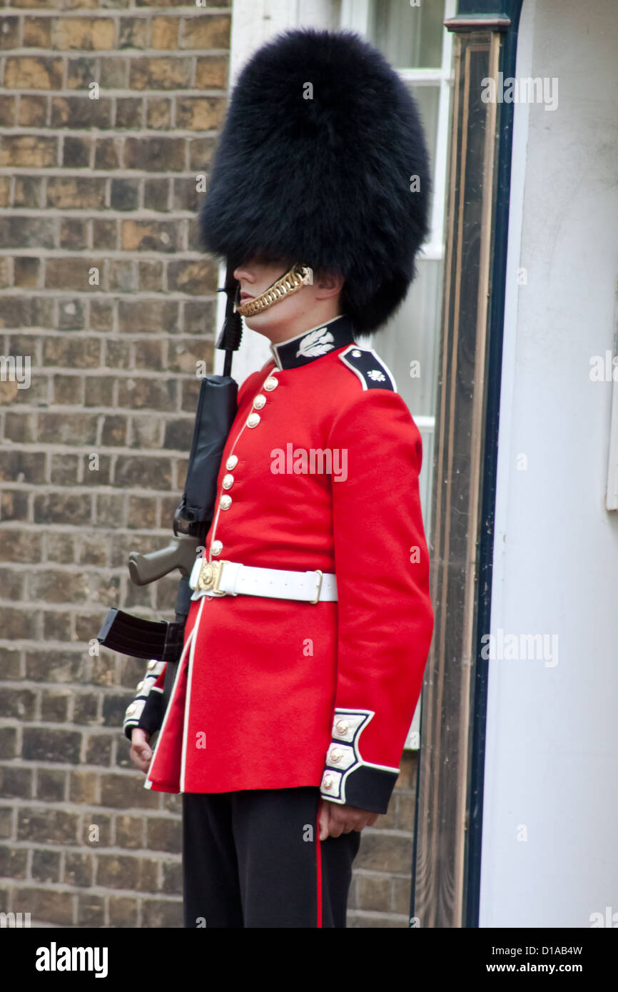 Mitglied der Scots Guards steht im zeremoniellen Dienst außerhalb St. James Palace, London Stockfoto