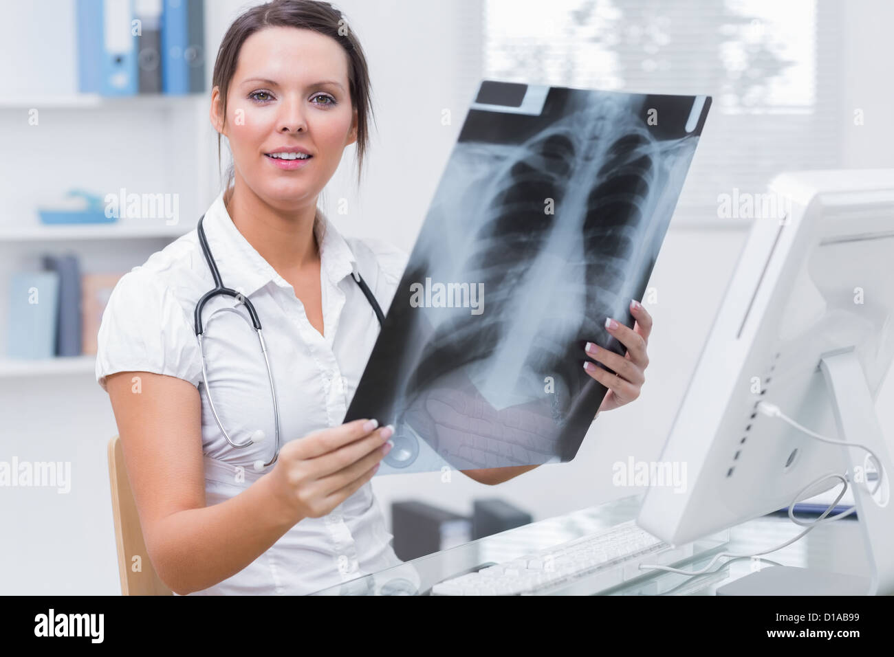 Ärztin mit x-ray vor Computer Klinik Stockfoto