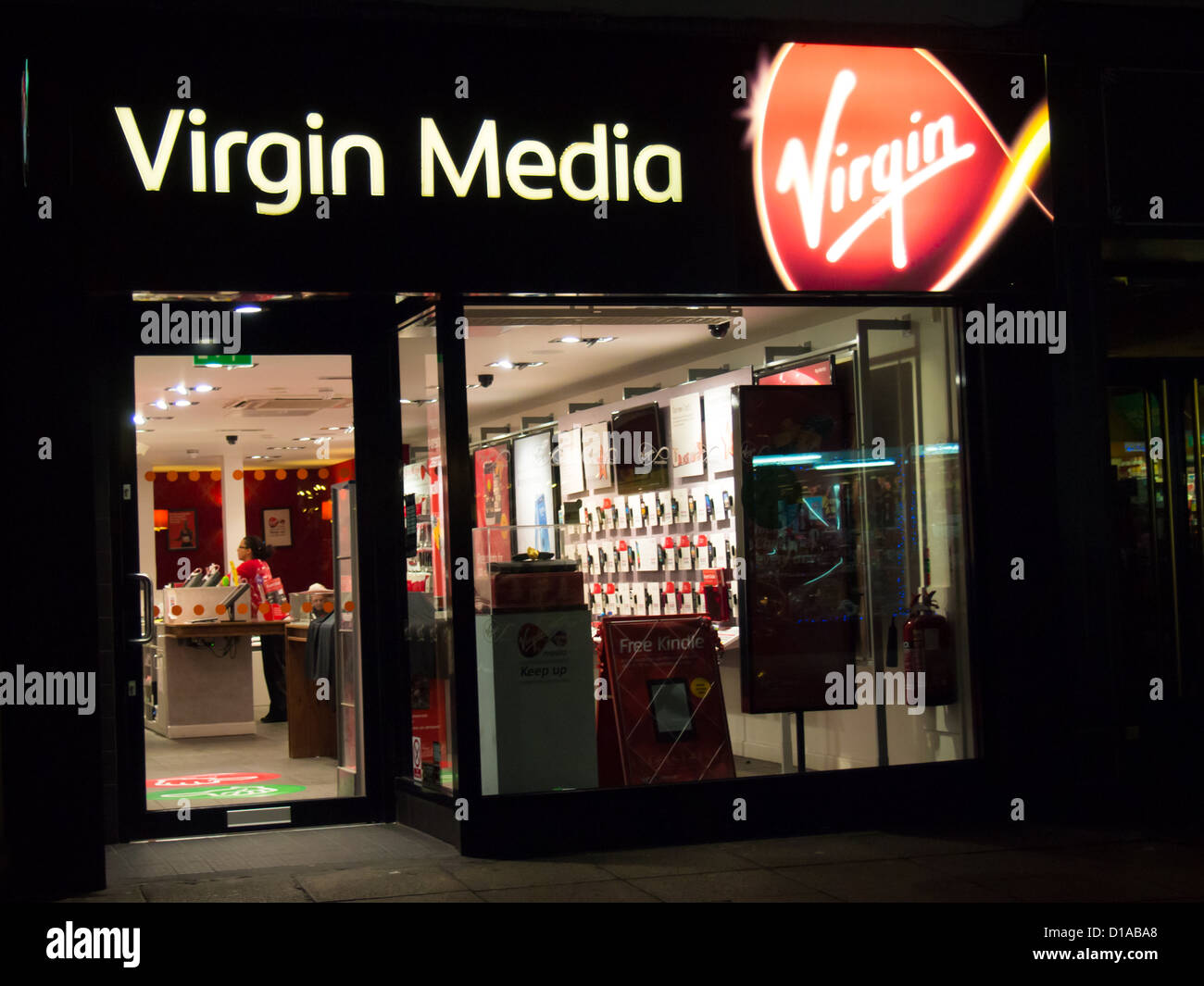 Virgin Media Store in der Nacht Stockfoto