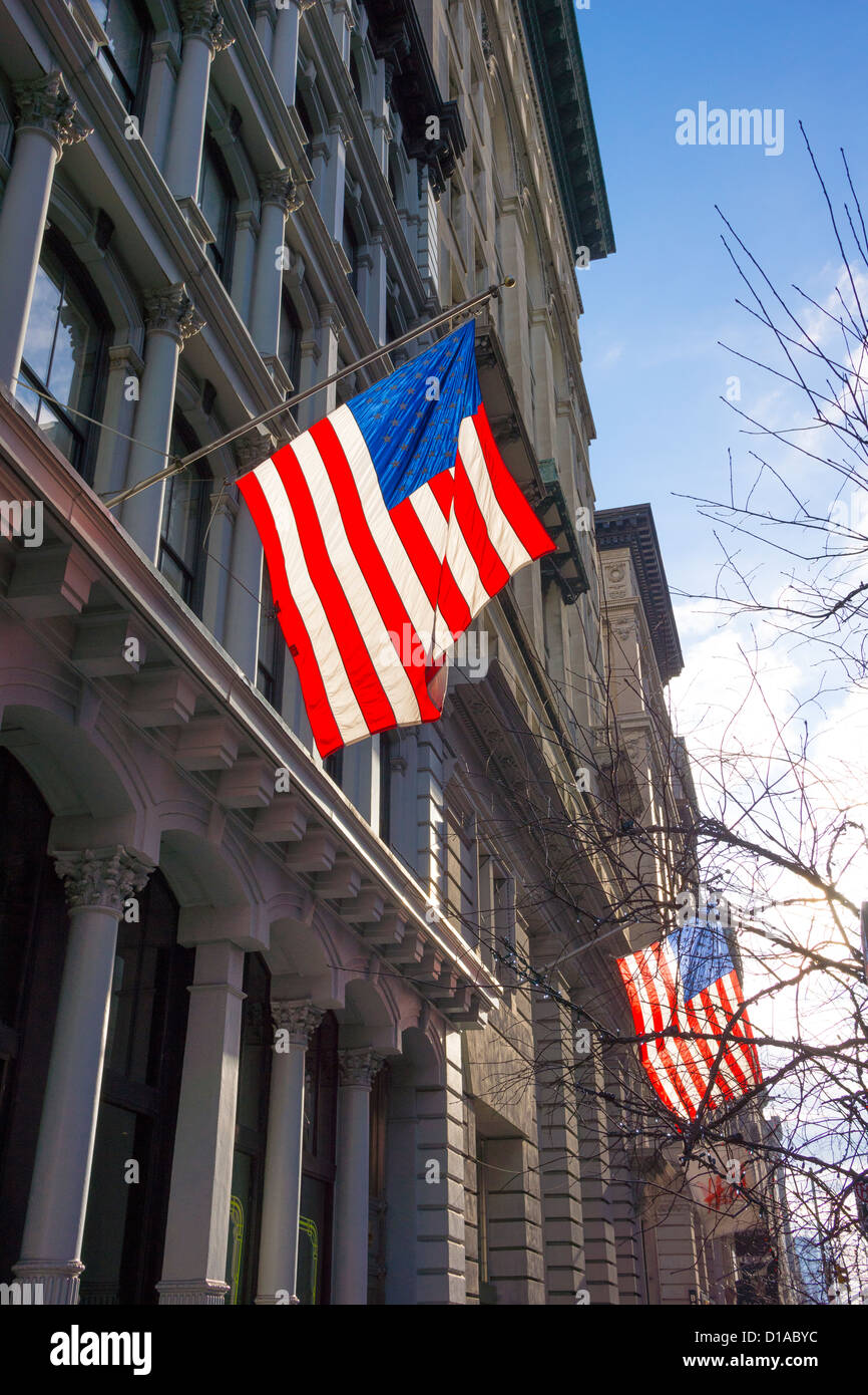 Zwei amerikanische Flaggen auf der Fifth Avenue in New York City