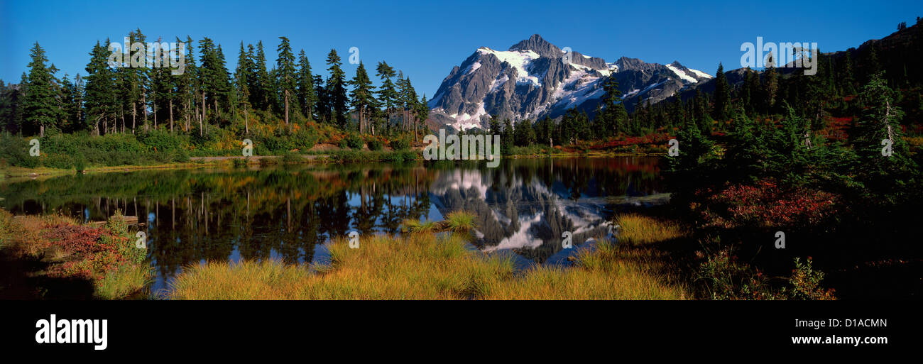Mt Shuksan spiegelt im See Bild in "Heather Meadows", Mount Baker - Snoqualmie National Forest Area, Washington, USA Stockfoto