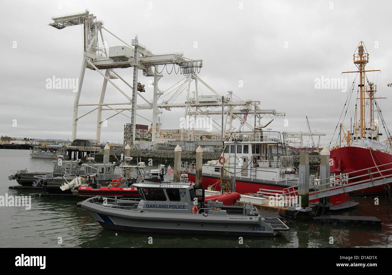 Eine Szene von Wasserfahrzeugen, Schiffskranen und Handel an der Oakland Mündung, Port of Oakland California Stockfoto