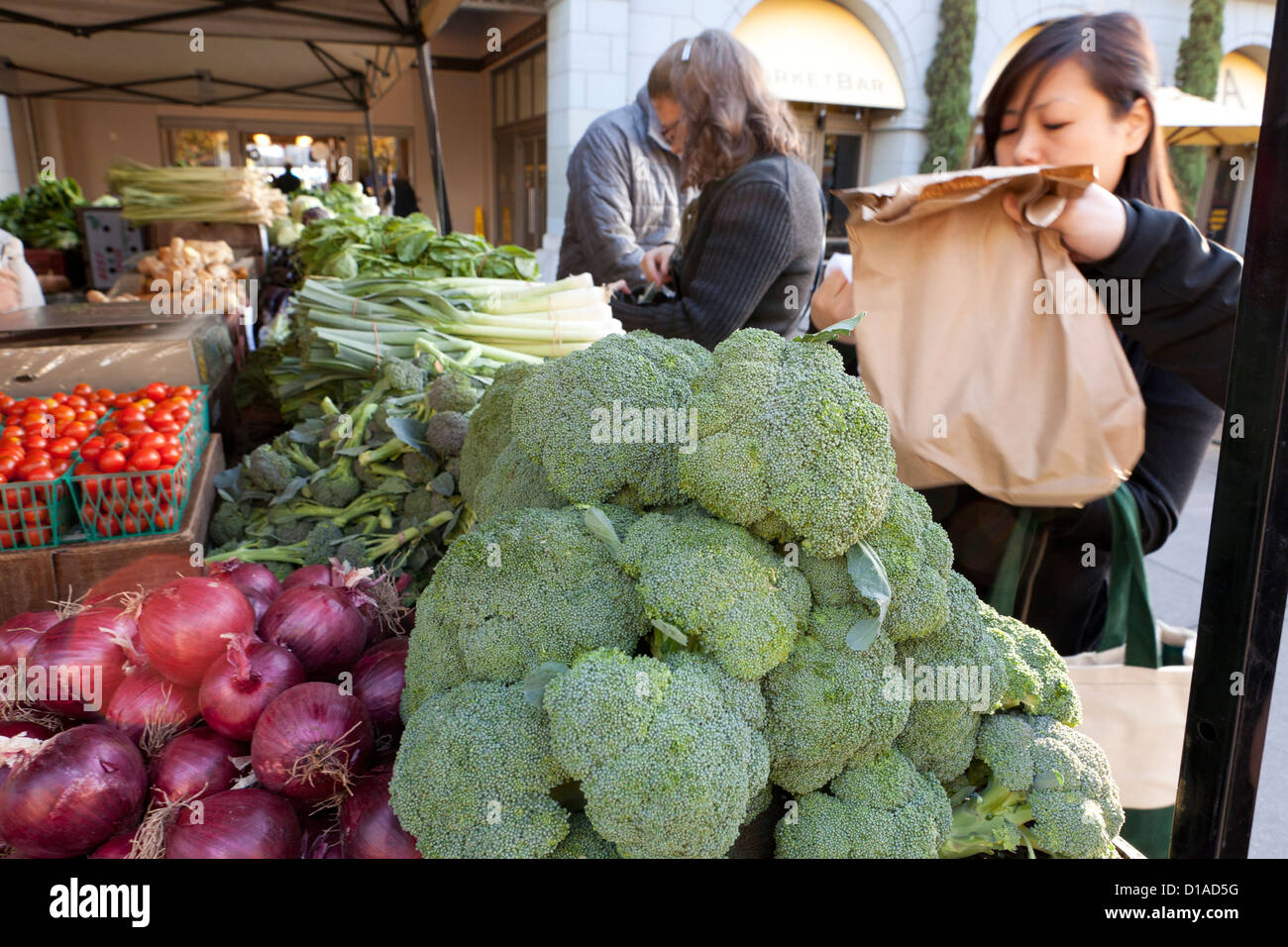 Frau kaufen Bio Brokkoli am Bauernmarkt - San Francisco, Kalifornien, USA Stockfoto