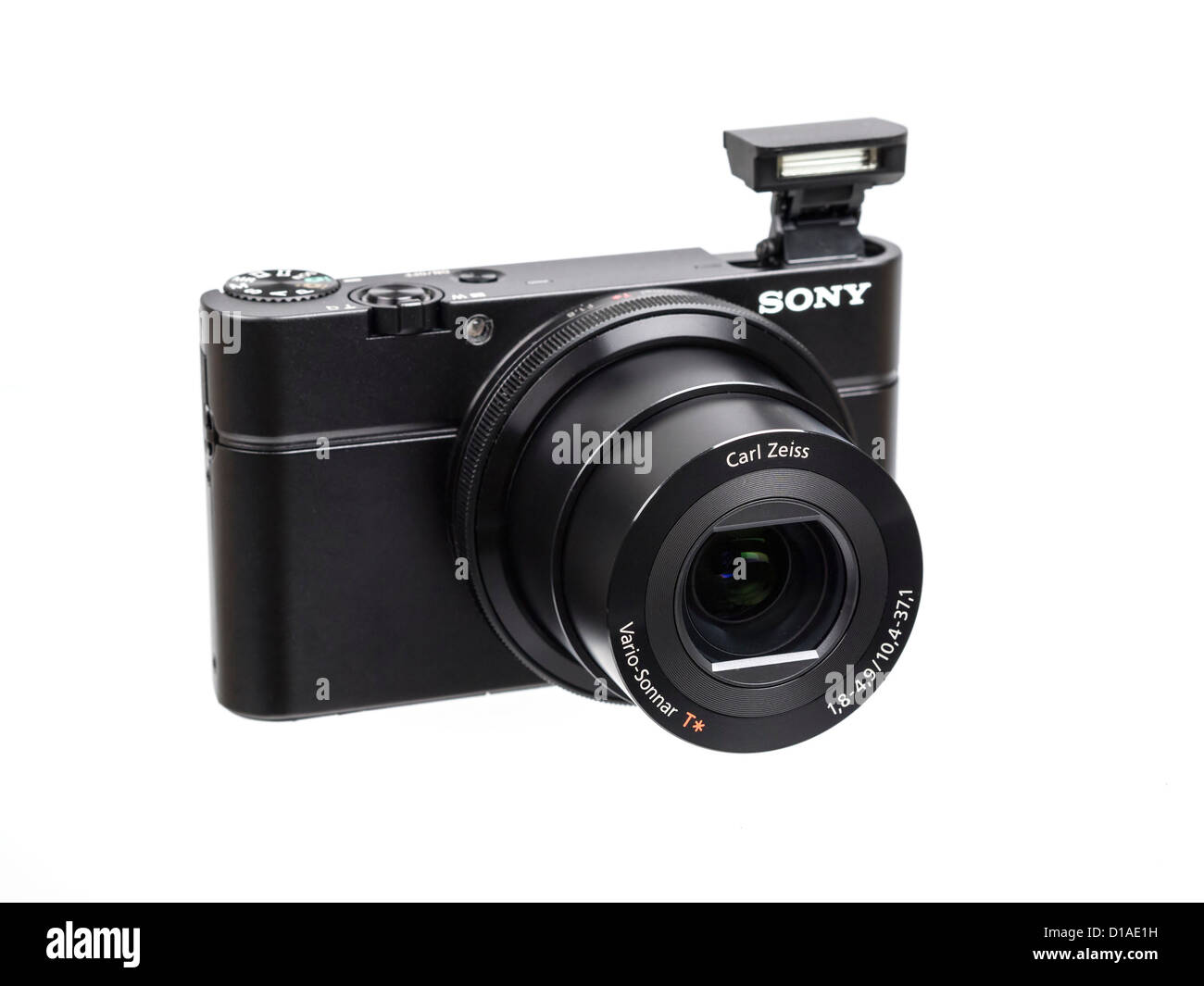 Sony RX100 kompakte Digitalkamera mit Blitzlicht verlängert isolierten auf weißen Hintergrund Stockfoto