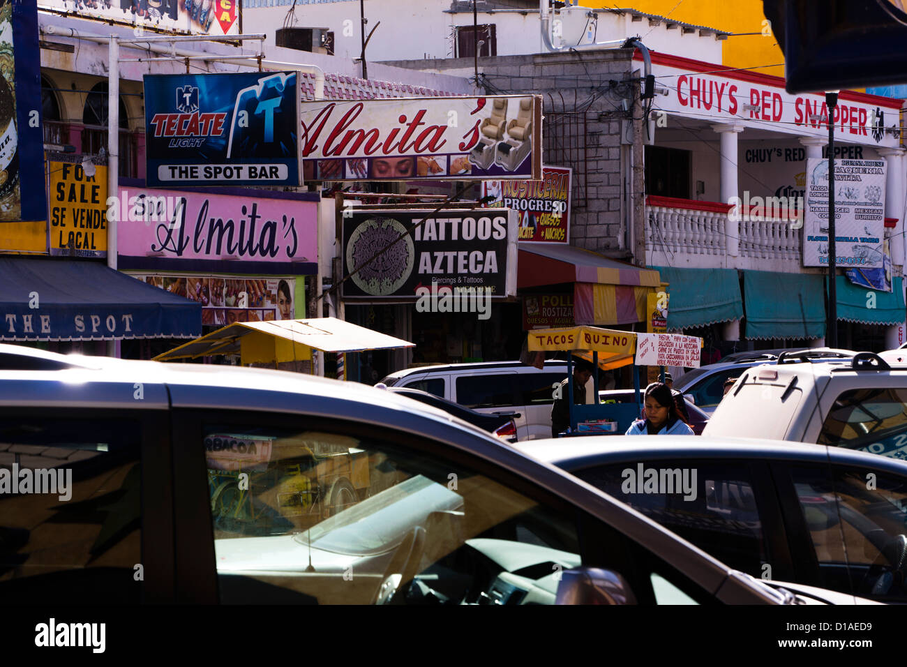 Plakate und andere Werbebotschaften in der Innenstadt von Nuevo Progreso, Tamaulipas, Mexiko. Stockfoto