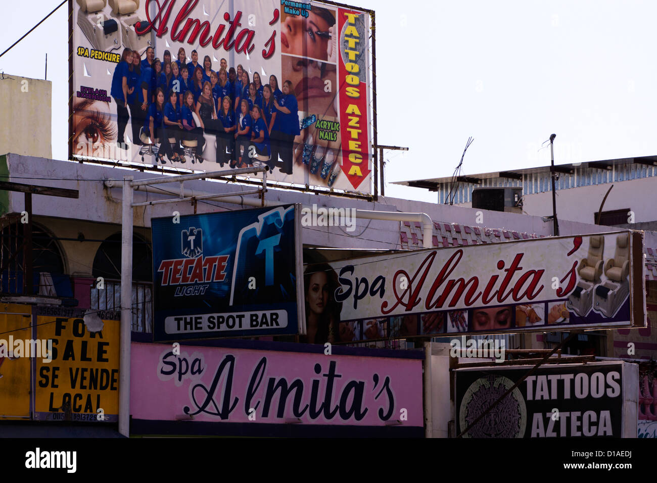 Werbetafeln und Schaufenster Schilder in Nuevo Progreso, Tamaulipas, Mexiko Stockfoto
