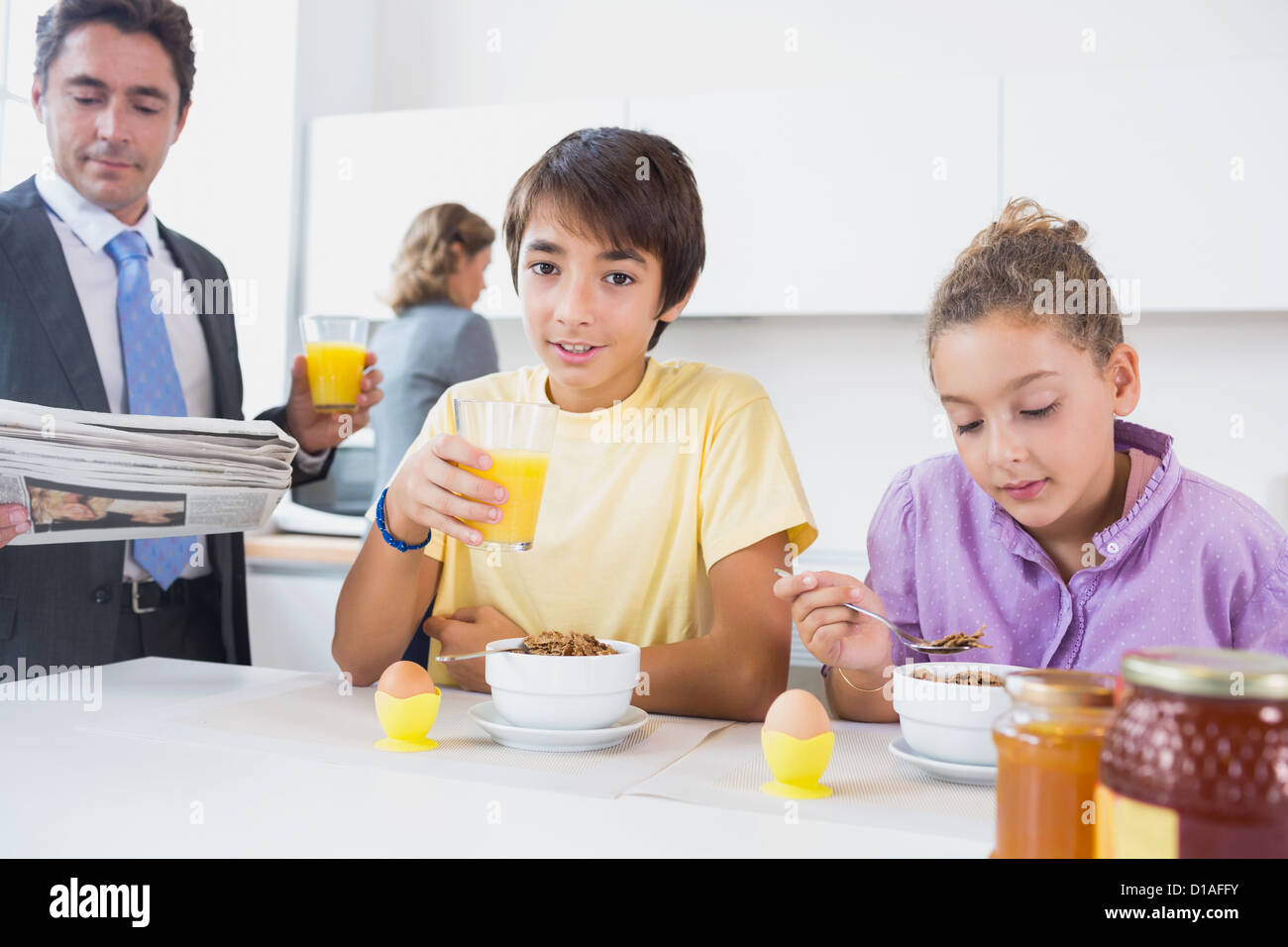 Familie beim Frühstück Stockfoto