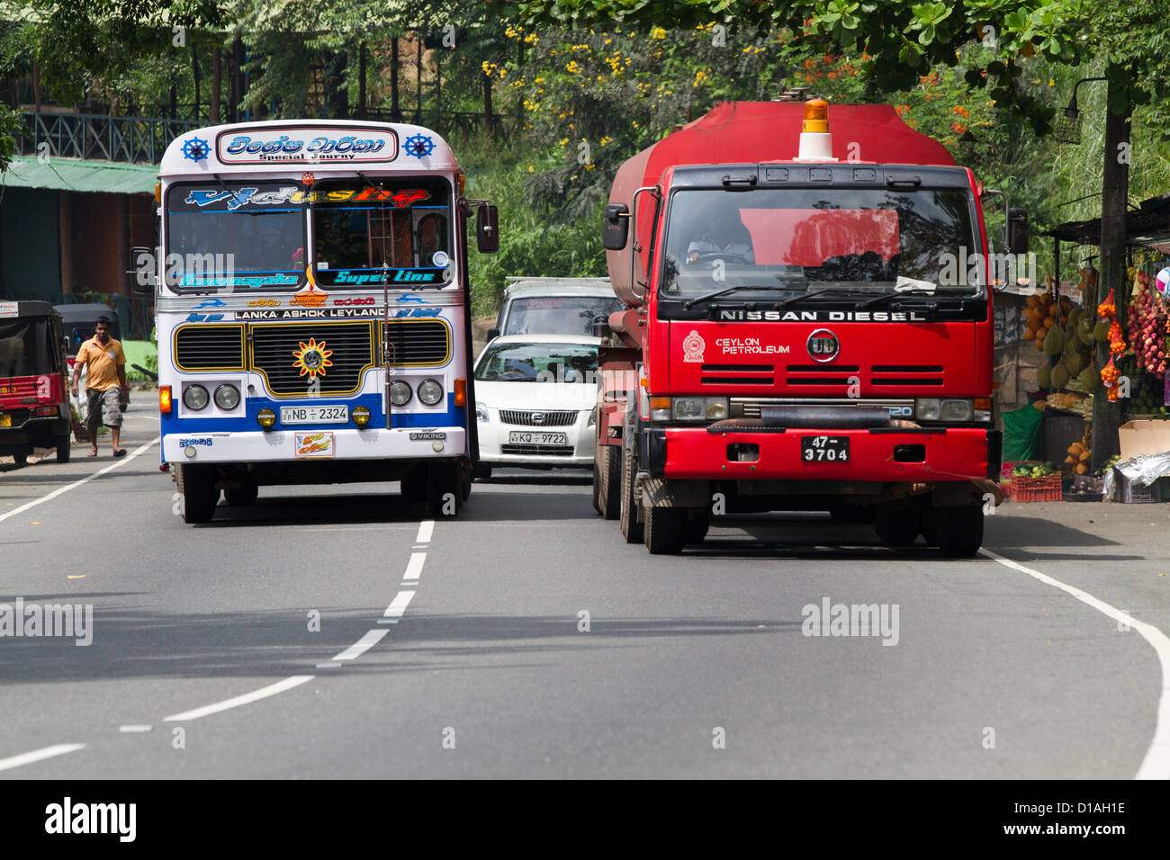 Schweren Fahrzeugverkehr entlang der wichtigsten Colombo, Kandy Straße am Kadugannawa Pass, Sri Lanka. Stockfoto
