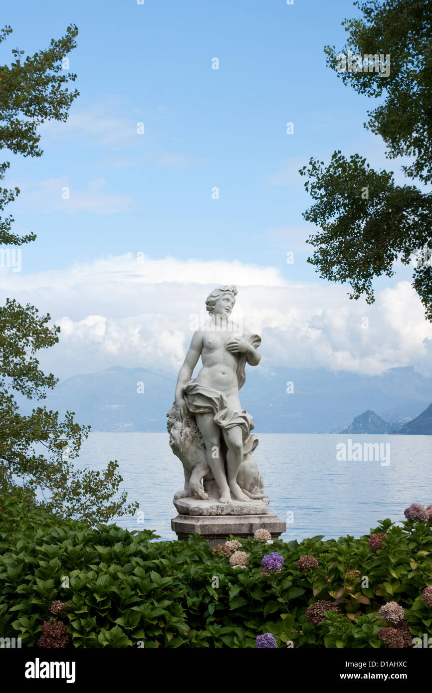 Marmorskulptur mit Blick auf den Lago Maggiore, Italien Stockfoto