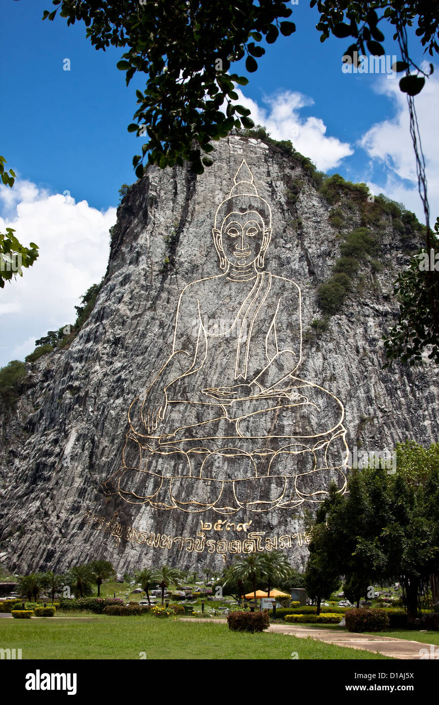 Buddha-Statue auf der Klippe Stockfoto