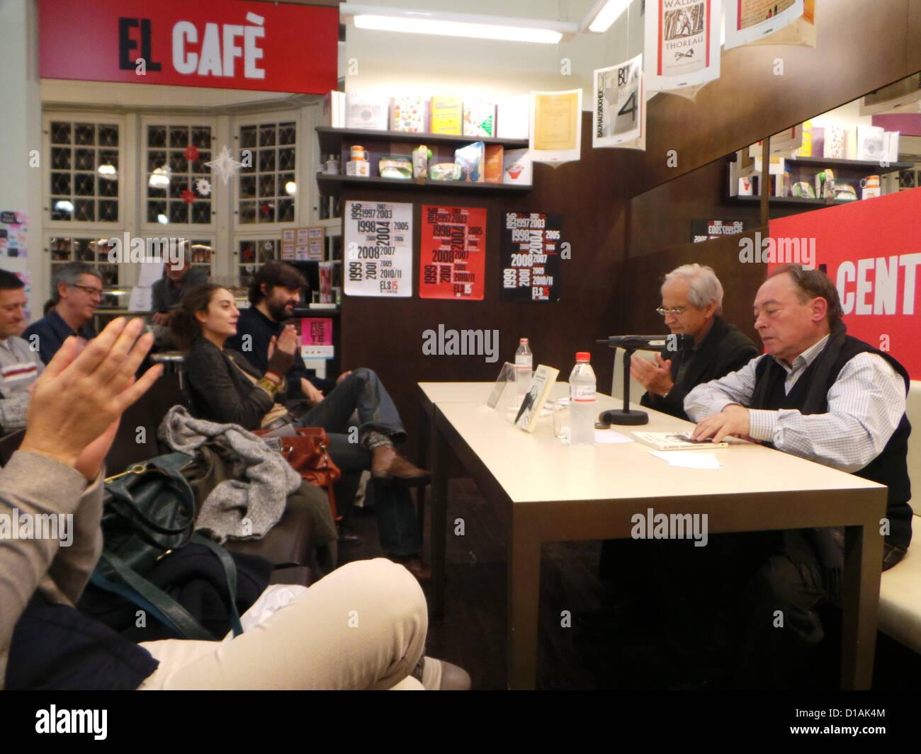 Der Karikaturist El Roto, Andrés García Rábago (links) aus der Zeitung El Pais, präsentiert sein Buch in Barcelona. Am 12. Dezember in der Buchhandlung hat La Central präsentiert sein Buch "Garnelen, schläft (es trägt die aktuelle)" - "Camarón Que Se Duerme (Se lo Lleva la Corriente)-, eine heftige Kritik an den Medien aus dieser veteran Karikaturist, mit Journalisten Gregorio Morán (rechts). Stockfoto