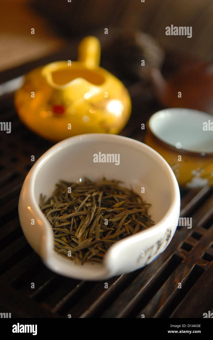 Der chinesische Tee im besonderen Geschirr Stockfoto