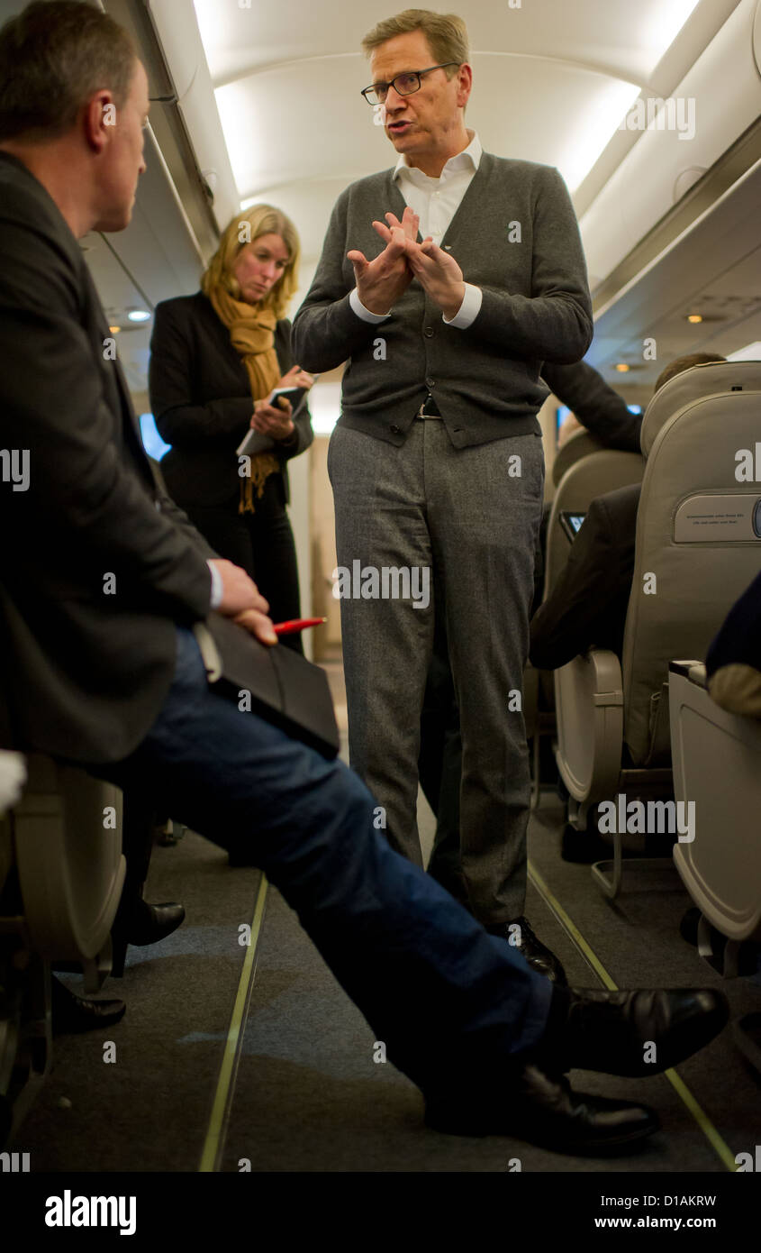 Deutscher Außenminister Guido Westerwelle (FDP) im Gespräch mit Journalisten während des Fluges von Berlin nach Marrakesch, Marokko, 11. Dezember 2012. Westerwelle wird in Marokko bis 12. Dezember 2012 sein. Foto: TIM BRAKEMEIER Stockfoto