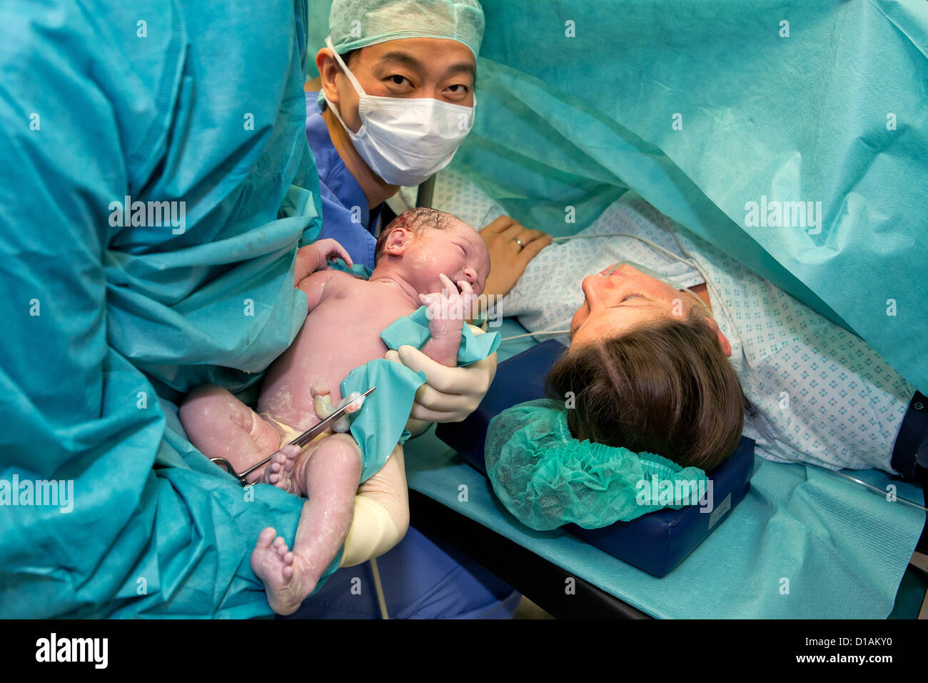 Junge Helena Elisa liegt in den Kreißsaal der Frauenklinik mit ihren Eltern Hanna und Bo in Erlangen, Deutschland, 12. Dezember 2012. Das Baby wurde am 12:12 per Kaiserschnitt geboren. Foto: DANIEL KARMANN Stockfoto