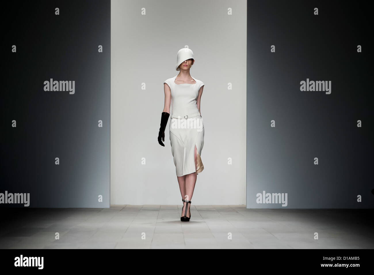 Ein Modell zeigt eine Kreation von Designer Marios Schwab während einer Fashion-Show auf der London Fashion Week. Stockfoto