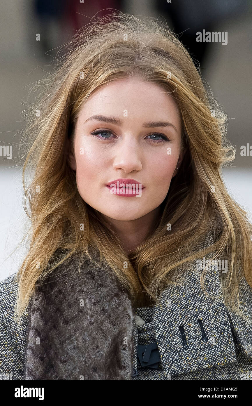 Rosie Huntington-Whiteley kommt für die Burberry Prorsum-Fashion-Show an einem zentralen Ort London. Stockfoto