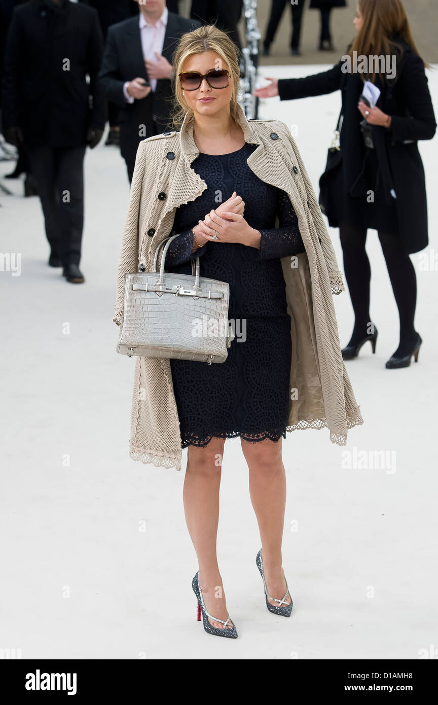 Holly Vallance kommt für die Burberry Prorsum-Fashion-Show an einem zentralen Ort London. Stockfoto