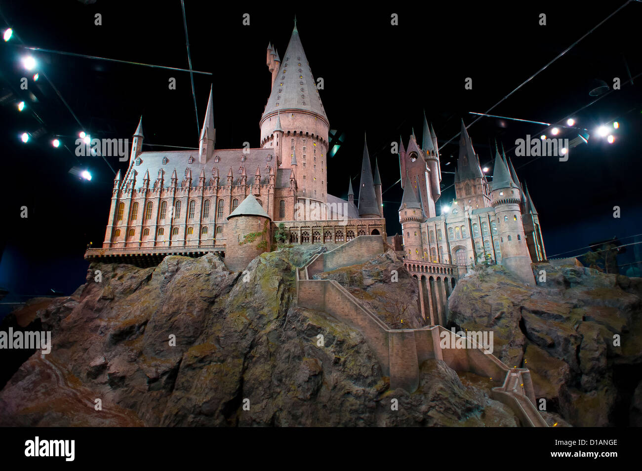 Ein Modell von Hogwarts Schloss aus den Harry-Potter-Filmreihe ist auf der  Warner Bros Studio Tour, Watford, London vorgestellt Stockfotografie - Alamy